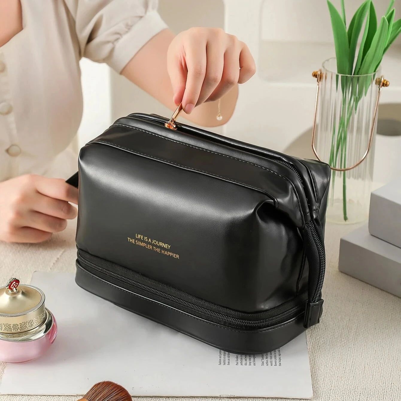 trousse de beauté chic en cuir noir pour femme