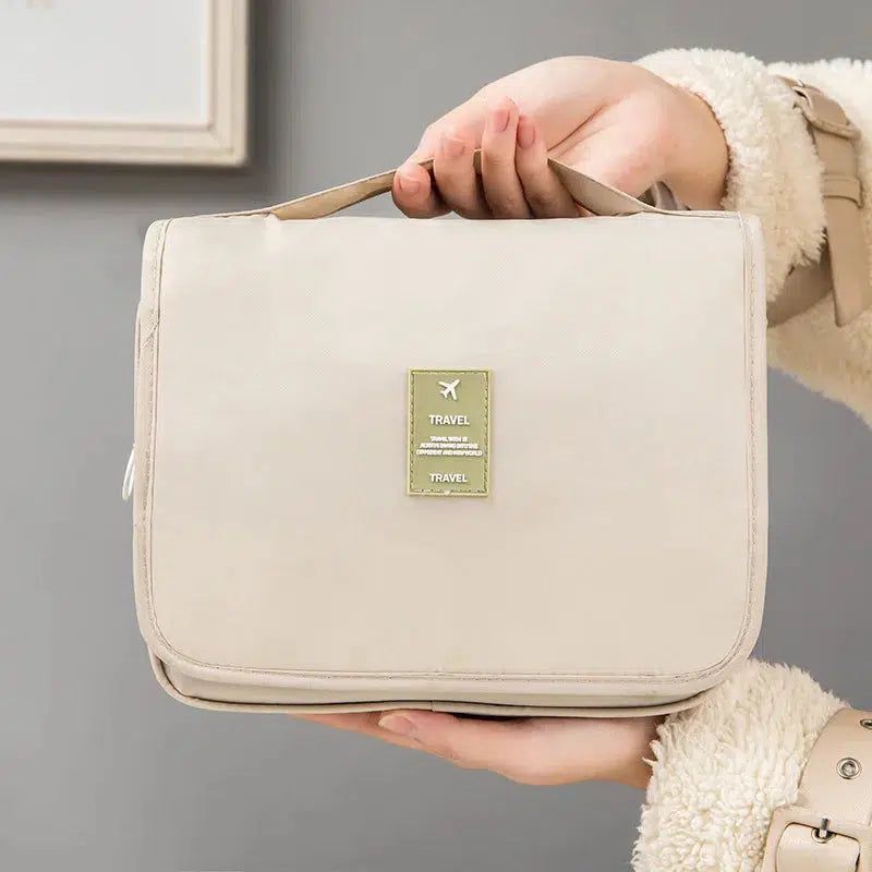 trousse de beauté femme pratique et beige