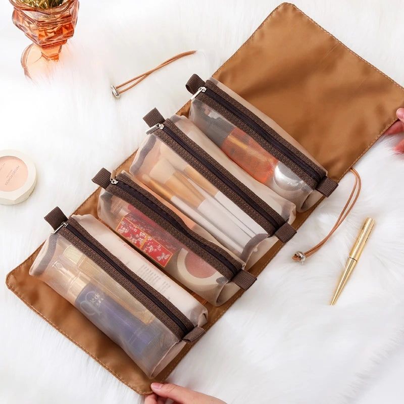 trousse de toilette marron avec espace pour cosmétiques
