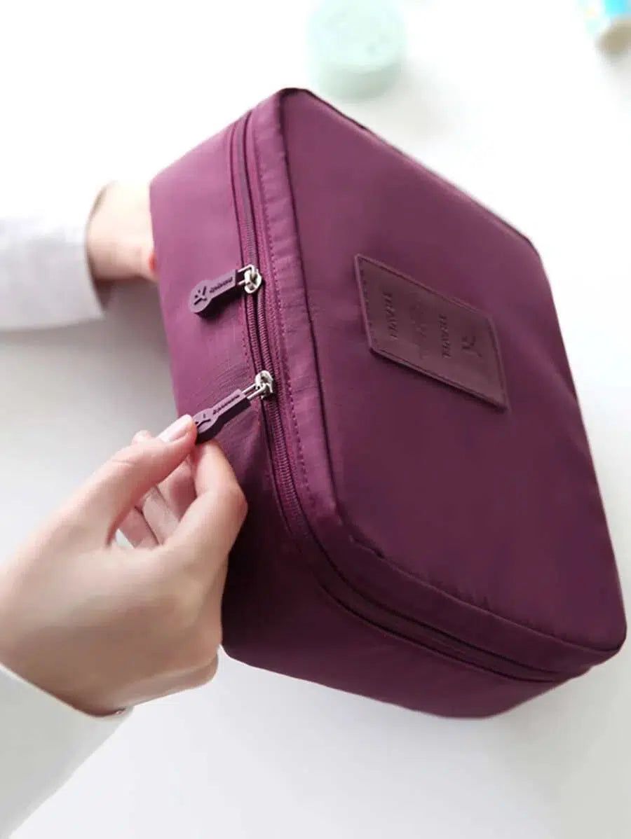 trousse de toilette violette avec compartiment pour femme