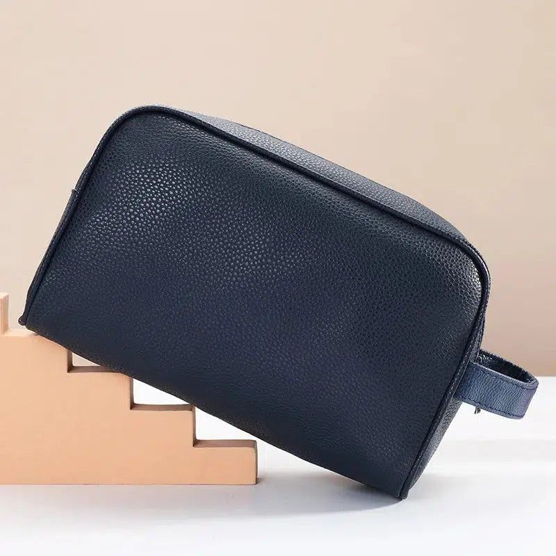 trousse de toilette bleue en cuir pour homme