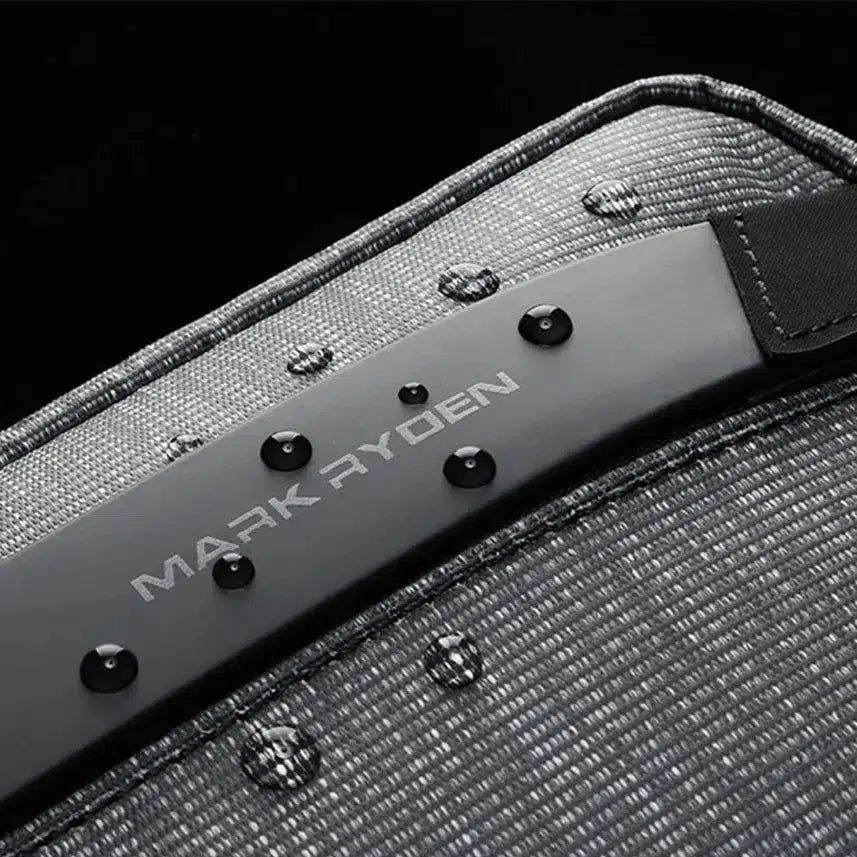 trousse de toilette grise pour homme en voyage