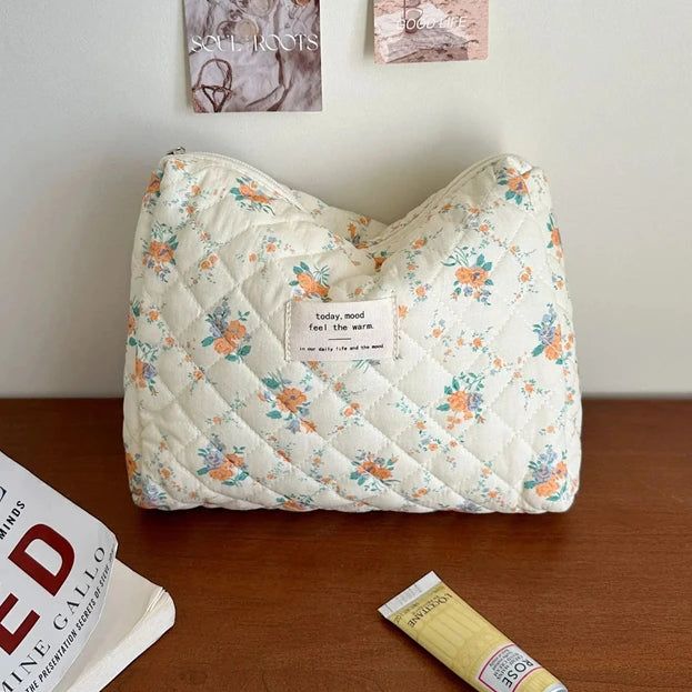 trousse de toilette matelassée blanche avec fleurs
