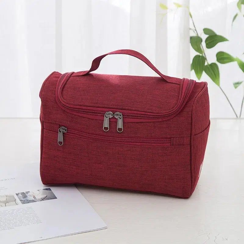 trousse de maquillage rouge pour femme en voyage