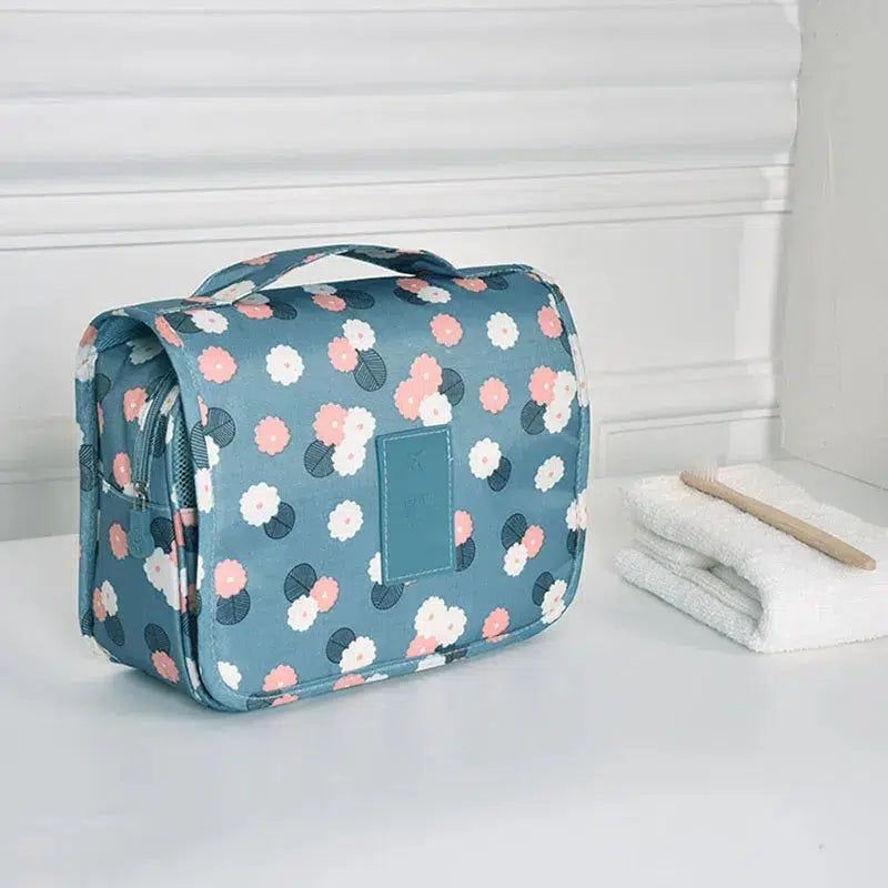 trousse de toilette femme bleue avec motifs floraux