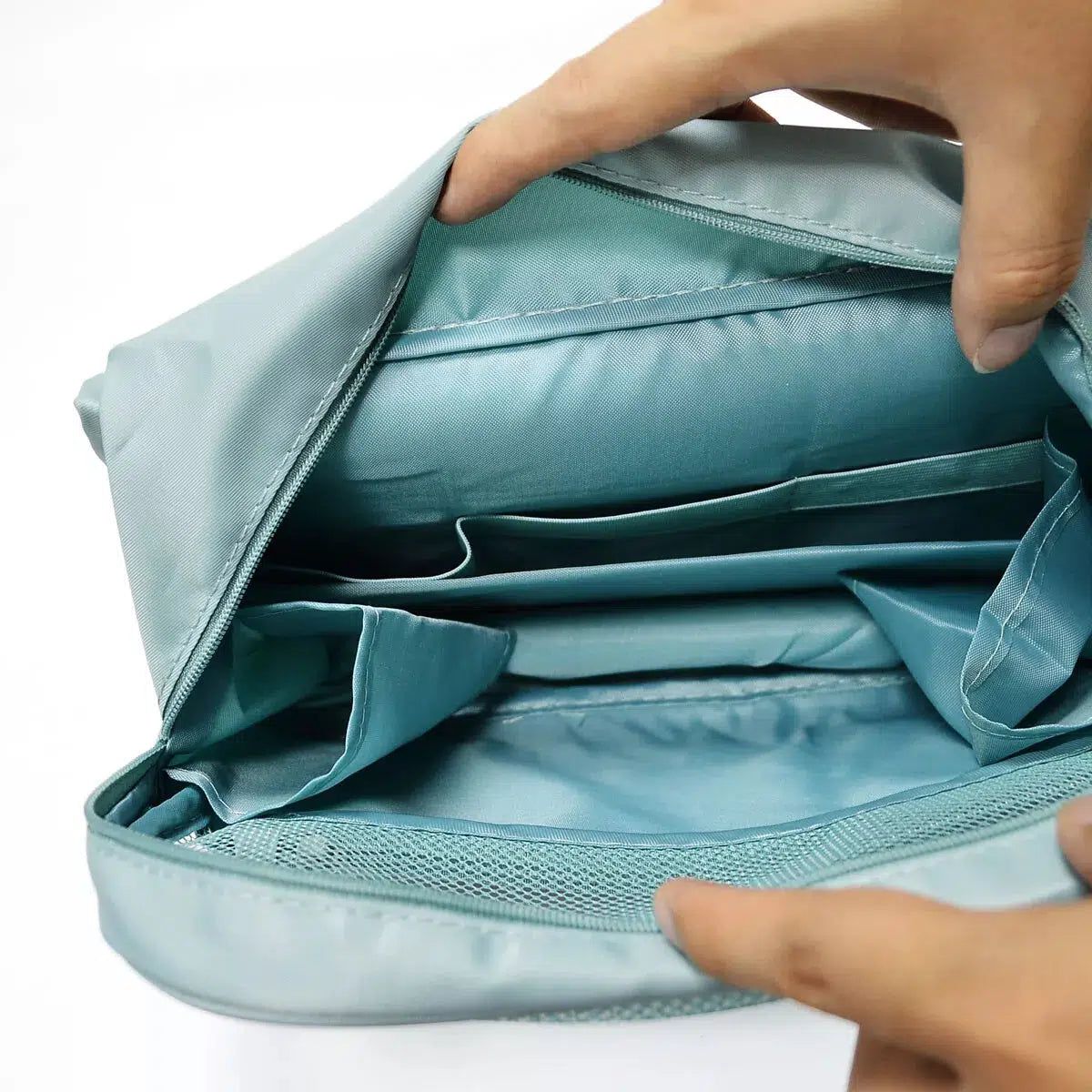 trousse cosmétique bleue pour femmes en voyage