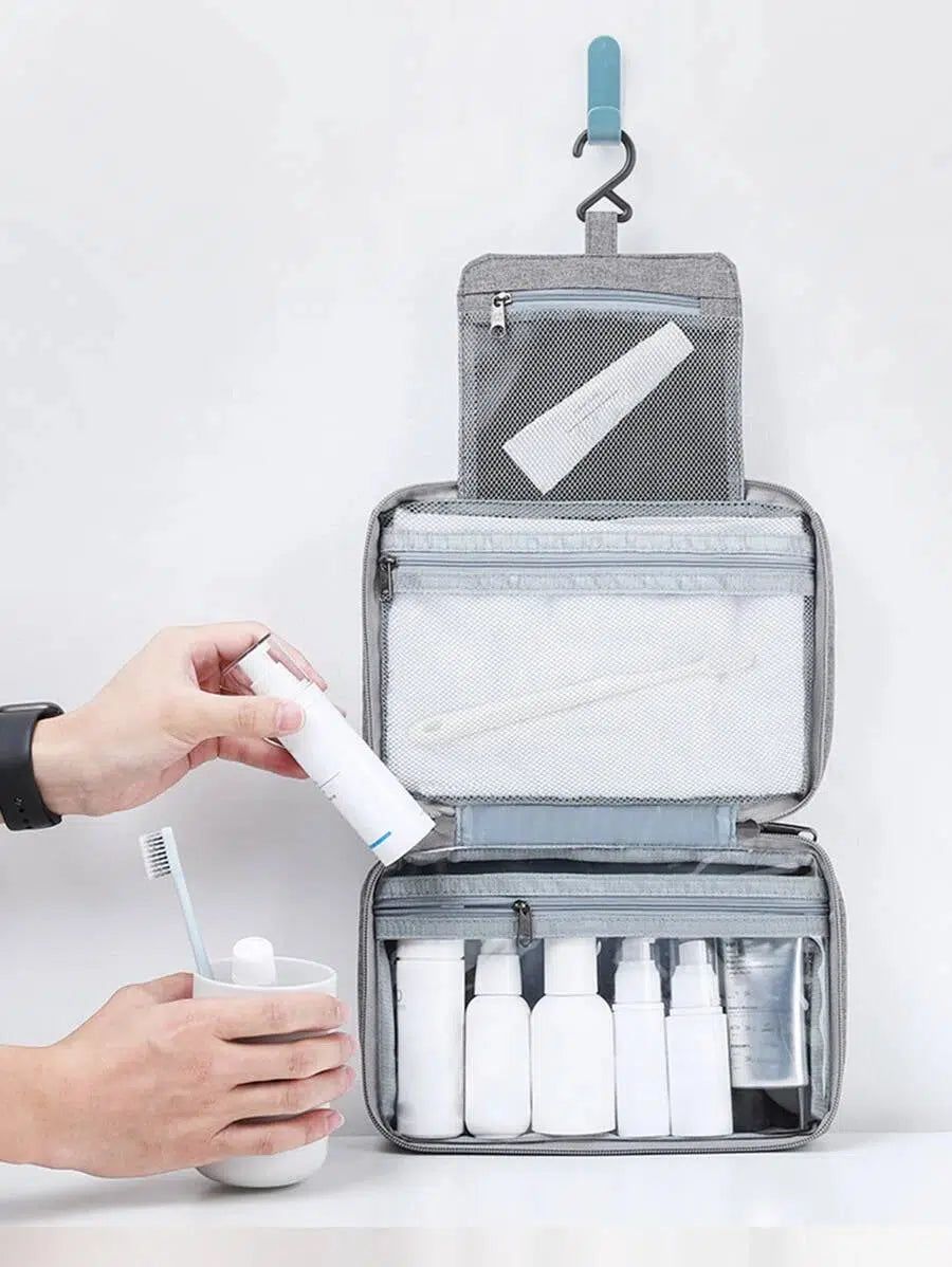 etui de toilette gris pour voyageuse