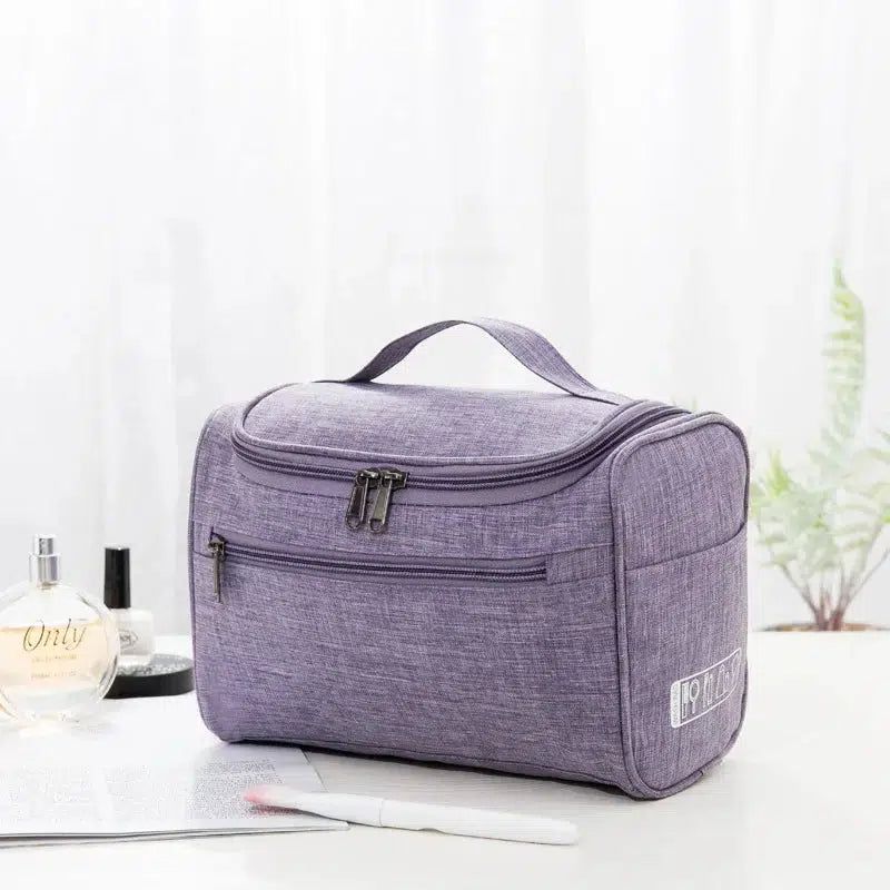 trousse de toilette violette pour femme en voyage