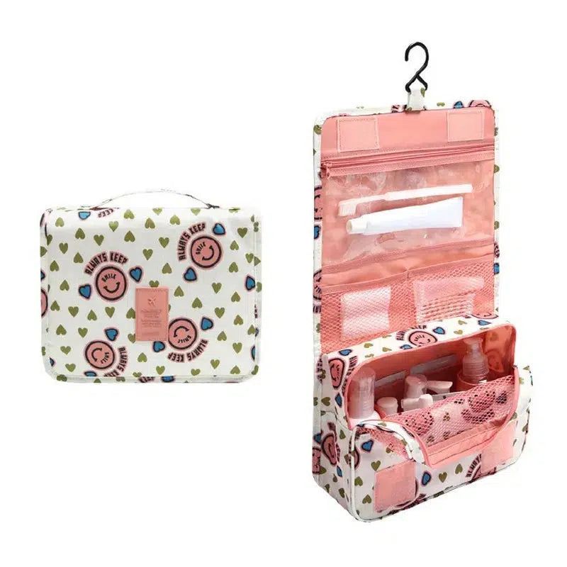 accessoire de voyage féminin rose souriant
