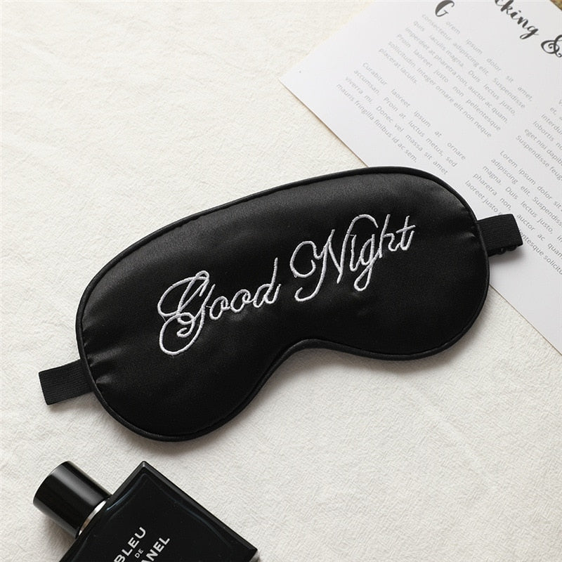 broderie sur masque de nuit