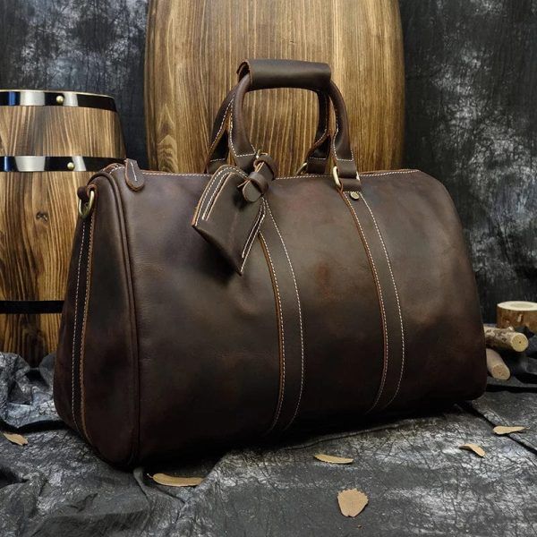 sac à main en cuir bordeaux avec finition dorée