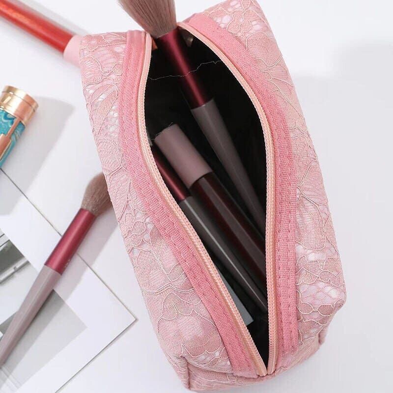 trousse de maquillage en motif dentelle rose